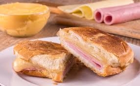 PANINI DE PRESUNTO E QUEIJO