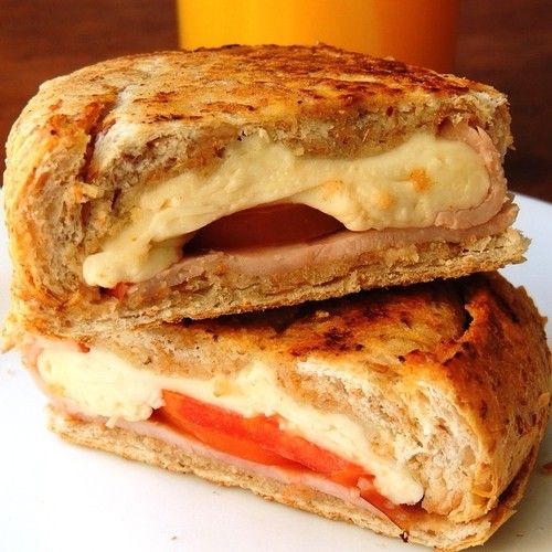 PANINI DE PEITO DE PERU, CHEDDAR E TOMATE.