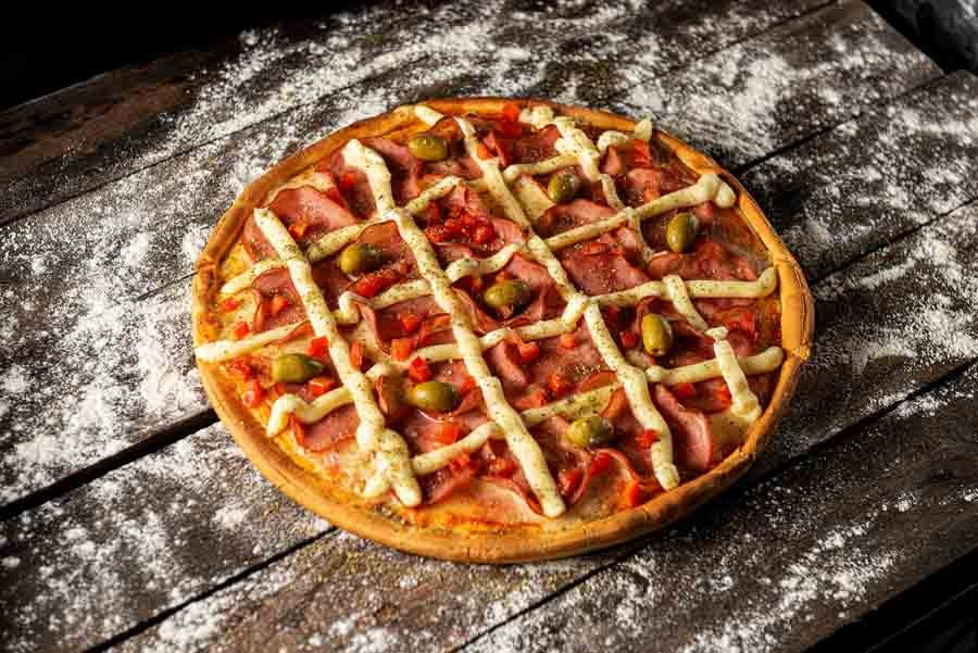 PIZZA DE PEITO DE PERU COM CATUPIRY